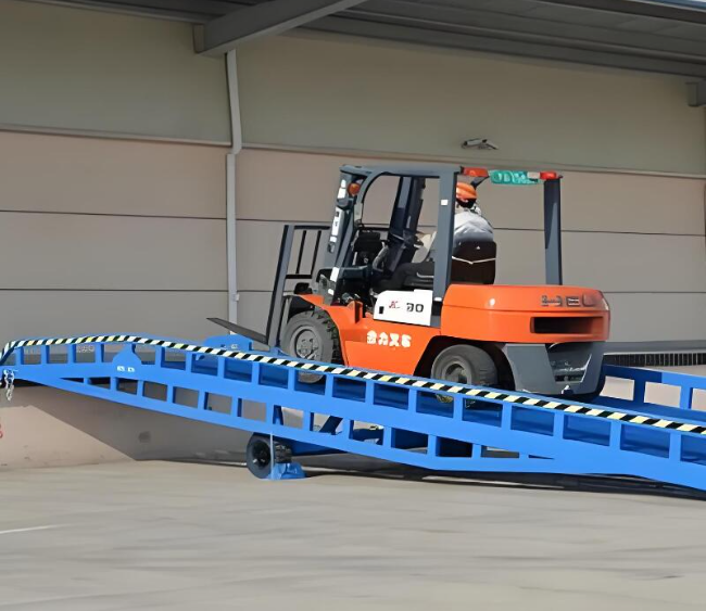 龙陵移动式卸货平台（叉车用）